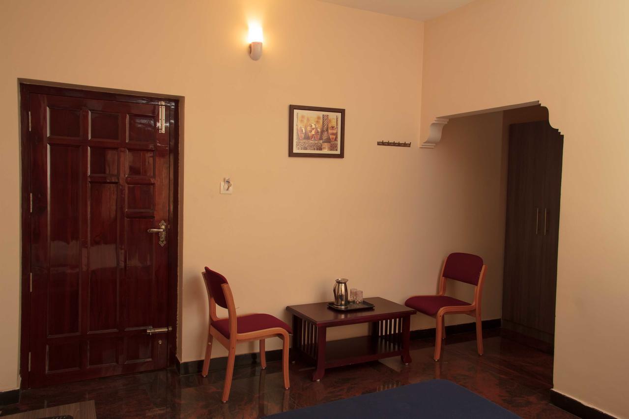 Hotel Sri Hayagriva Tiruchirappalli Szoba fotó